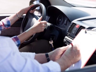 Nowa funkcja w autach może unieważnić twój egzamin. Instruktorzy nie chcą iść z duchem czasu