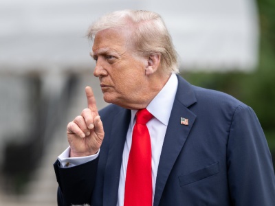 Lekarze i informatycy w panice. Trump żąda fortuny za wizę