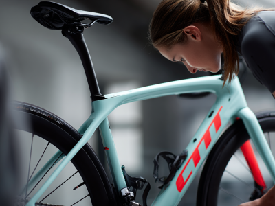 Szosowa pewność. Przewodnik dla kobiet o wyborze i jeździe (rower szosowy damski)