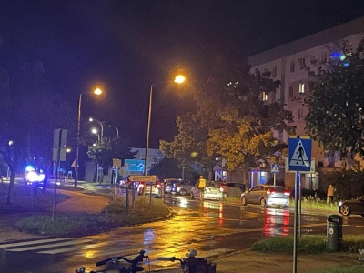 Potrącenie na osiedlu w Nowym Tomyślu. Kobieta z obrażeniami trafiła do szpitala.