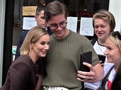 Żarty Marty Nawrockiej rozbawiły młodzież na Brooklynie. Co za spotkanie przed pierogarnią!