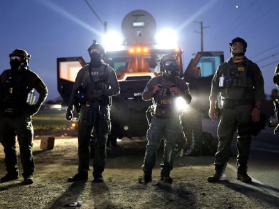 Zakaz noszenia masek… dla policji (!), imigranci i aktywiści, czyli jak stworzyć spór konstytucyjny