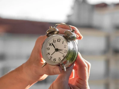 Tej nocy pośpisz godzinę dłużej. Zapisz, kiedy musisz przestawić zegarek