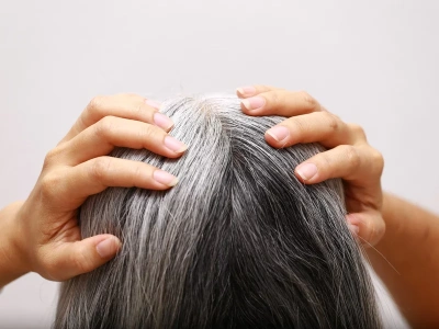 Naukowcy znaleźli sposób na walkę z siwieniem włosów? Jedna witamina może zdziałać cuda