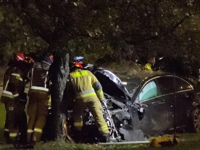 Nocny wypadek w Warszawie. Rozbity mercedes, psy w aucie i mężczyzna w kajdankach