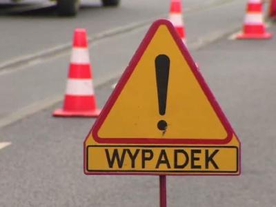 Zderzenie trzech aut na trasie Olsztyn–Ostróda! Dwie osoby trafiły do szpitala