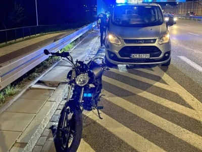 Obrockrajowiec prowadził motocykl w klapkach i bez kasku. 