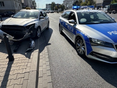 Groźna kolizja w Alei Krakowskiej. Latarnia runęła o centymetry od pieszych