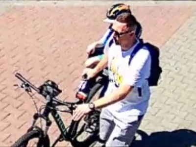 Rowerzysta przewrócił się na drodze rowerowej. Policja szuka mężczyzny ze zdjęcia