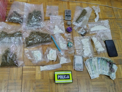 Policyjna akcja antynarkotykowa w Wieluniu. Przejęto ponad kilogram nielegalnych substancji