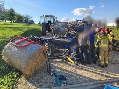Groźny incydent na polu. Rolnik zakleszczony pod ciągnikiem!
