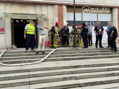Pożar w archiwum UOKiK w Śródmieściu. Na miejscu trwają działania straży pożarnej