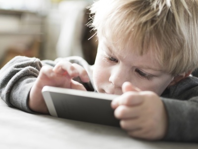 Nadmierne używanie przez dzieci smartfonów osłabia ich zdrowie fizyczne, rozwój emocjonalny i umiejętność uczenia się