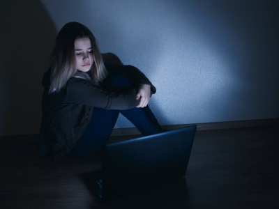 Niechciane intymne zdjęcia, filmiki, deepfake. Cyberprzemoc uderza w kobiety z wielu stron