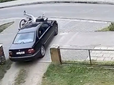Rowerzysta wbił się w bok samochodu. Ale to nie on był winny