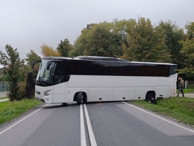 Policja ukarała kierowcę autokaru po blokadzie drogi w Zatorze