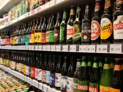 Lewica: zakaz reklam alkoholu i nocna prohibicja w całej Polsce