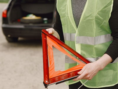 ’Zakładajmy kamizelki, to powinno być odruchowe’ – policjant o bezpieczeństwie kierowców