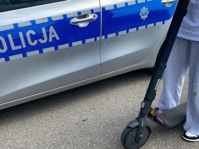 Nastolatek na hulajnodze wjechał w samochód. Nieletni ryzykują zdrowiem i życiem