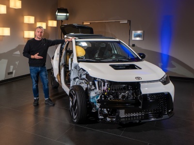 Jeździłem najlepszą Toyotą. Zmieści się wszędzie, jeździ jak gokart, a pali tylec co skuter