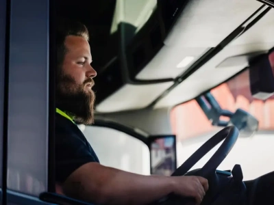 Kamera stale obserwująca wzrok kierowcy – nowy system w ciężarówkach Volvo Trucks