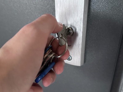 W tym wieku młodzi Polacy opuszczają rodzinne gniazda. Później niż w UE