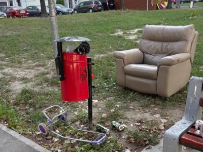 Ktoś na Bielanach postawił fotel przy chodniku. 