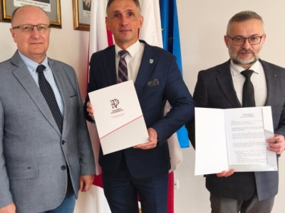 XVI-wieczny modrzewiowy kościół i inne zabytki już wkrótce odkryjesz… jednym kliknięciem. Gmina Aleksandrów podpisała porozumienie z Akademią Piotrkowską