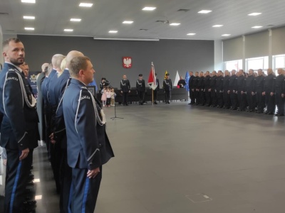 Wierzą, że to ich powołanie. 101 nowych funkcjonariuszy policji złożyło przysięgę