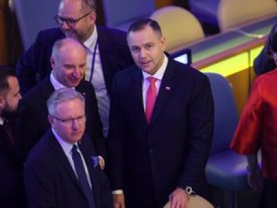 Znajomy gest Nawrockiego w ONZ.  Już wiadomo, kto wręczył mu pudełko