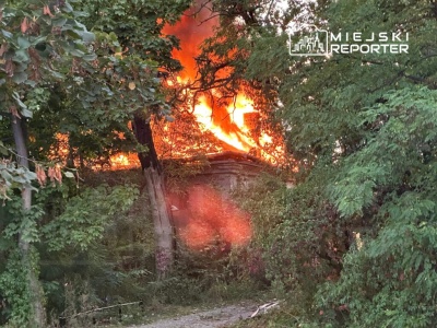 Płonie zabytkowa willa na Ochocie. Budynek cały objęty jest ogniem