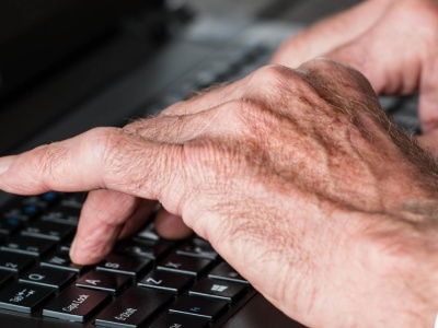 Polacy boją się AI? Seniorzy: żądamy szkoleń