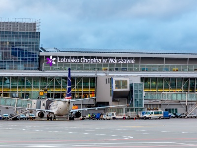 Chcieli lecieć do Grecji. Na lotnisku Chopina czekają od kilku godzin