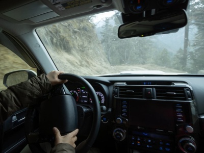 Mieszkańcy mówią: dość! Nowy system będzie karał kierowców za hamowanie silnikiem