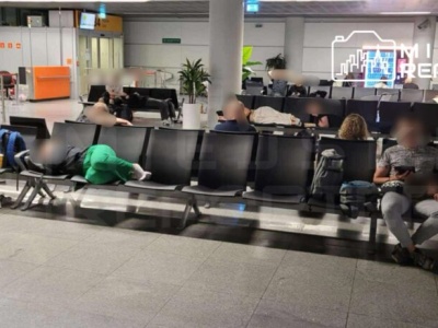 Pasażerowie uwięzieni na Lotnisku Chopina. Czekają już 14 godzin na wylot. Śpią na ławkach, bo nie zapewniono im hotelu