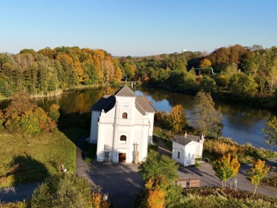 Jest bardziej pochylony niż Krzywa Wieża w Pizie. 