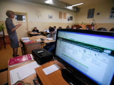 Rodzice są więźniami e-dzienników i robią dzieciom krzywdę. Sytuacja spod szkoły dowodem