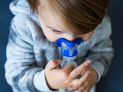 Mama pediatra radzi. Trzy objawy zapalenia płuc, które zauważy rodzic