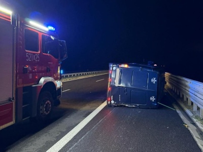 Bus przewrócił się po zderzeniu z jeleniem na autostradzie A4 w Chałupkach