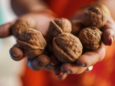 Żółte dłonie i ubrania? Skrop do wody i potrzyj. Plamy po orzechach odprysną