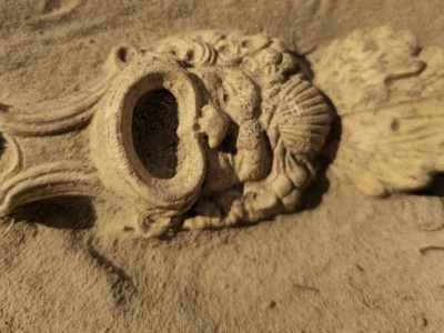 Skarb na cmentarzu. 1900-letnia rzymska lampa w kształcie maski