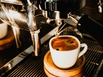 Polacy szukają tańszej kawy. Żabka wyprzedza Orlen i McDonald’s