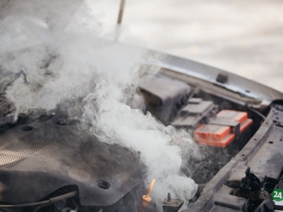 Pod maską był ogień. Policjant po służbie pomógł kierującej