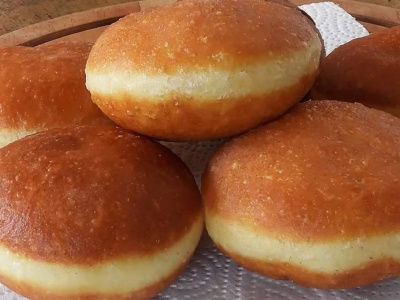Puszyste, miękkie i sprężyste pączki na wodzie. Zakochasz się w tym smaku