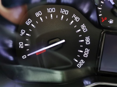 Czy wiesz, kiedy twoje auto pali najmniej? Odpowiedź zaskakuje