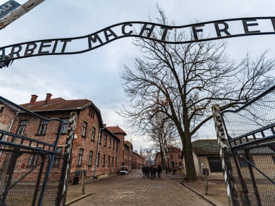 Skandaliczne zachowanie w muzeum Auschwitz. Nietrzeźwi Finowie wdarli się na teren obozu