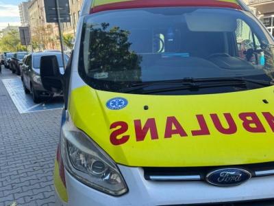 Ambulans, który nie ratował życia, zastawił przejście. 