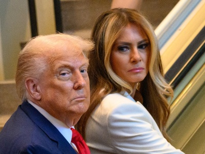 Pojawiła się cała na biało. Tak Melania wyróżniała się na tle innych