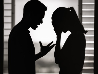 Obsesyjnie ogląda profil byłej swojego chłopaka. Czuje się coraz brzydsza, makijaż zmywa dopiero, gdy w domu panuje półmrok