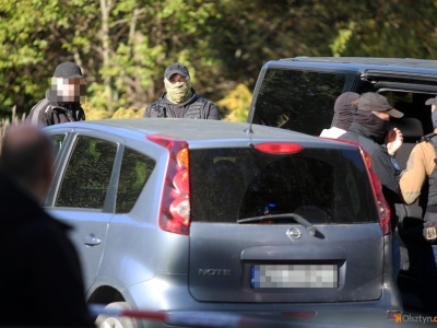 Akcja z udziałem ABW na os. Generałów w Olsztynie. Znaleziono broń i materiały wybuchowe